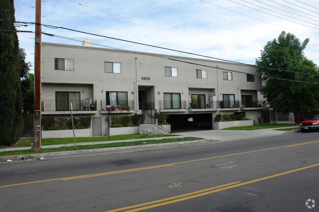 Building Photo - 6606 Hazeltine Ave