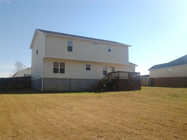 Foto del edificio - Stunning four bedroom two and a half bath home located in Brookstone subdivision. Covered front p...