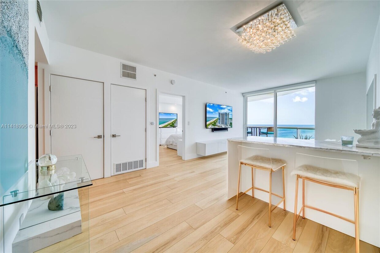 Primary Photo - 6365 Collins Ave