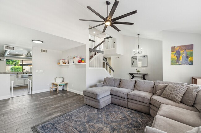 Foto del edificio - 438 E Larkspur Ln