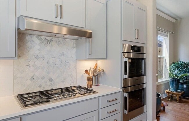 Foto del edificio - Modern 3BR Home with Finished Basement & Private Courtyard in Lowry