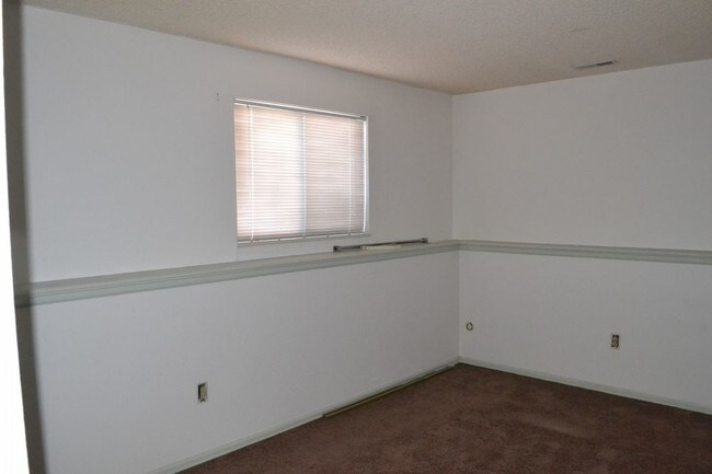Building Photo - Split Level 3 Bed 1.5 Bath in SE COS