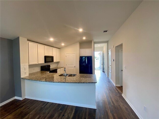 Building Photo - 204 Sunshine Ln