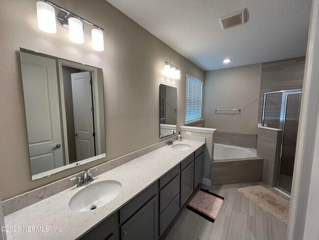 Foto del edificio - 211 Diamondback Ave