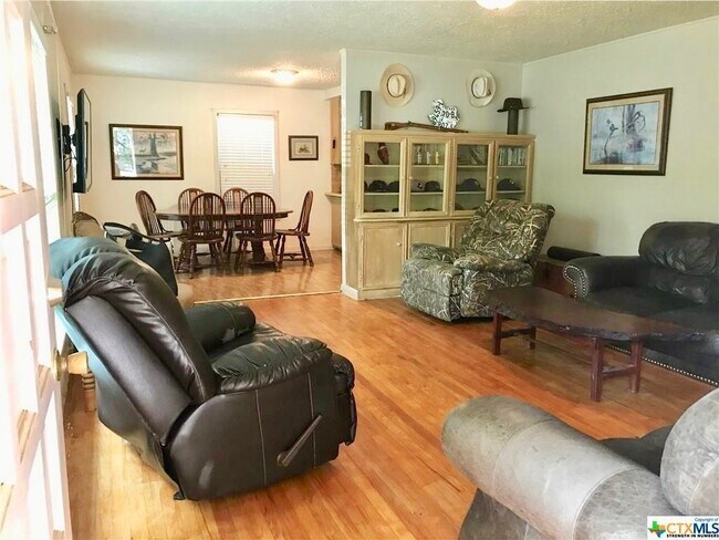 Foto del edificio - Charming 3 Bedroom Home - Large Backyard - Carport