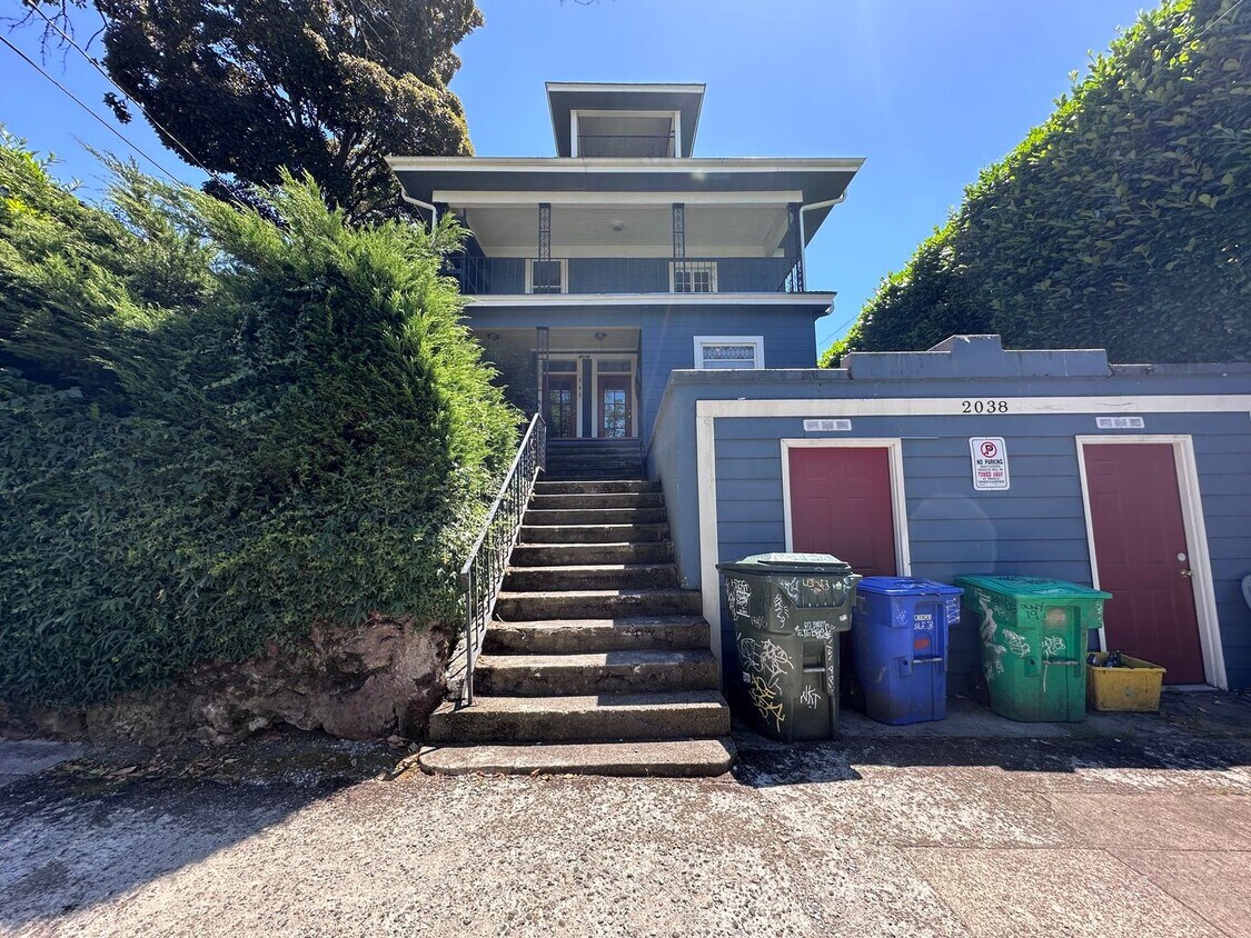 Foto principal - HAWTHORNE 2 BED 1 BATH VINTAGE APARTMENT!!