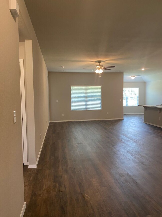 Foto del edificio - Three Bedroom | Two Bathroom Home in Regen...