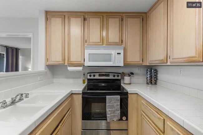 Foto del edificio - 2 Bedroom 2 Bath Condo in Gated Community ...