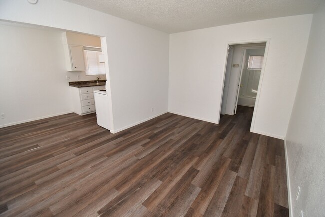 Building Photo - 715 N 11th St - 1 BEDROOM APARTMENT - DOWN...
