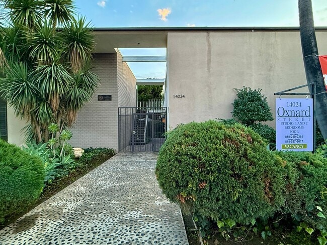 Building Photo - LOVELY 1BED Near Valley College! -- GREAT LOCATION!!! $1,000 Deposit (OAC)