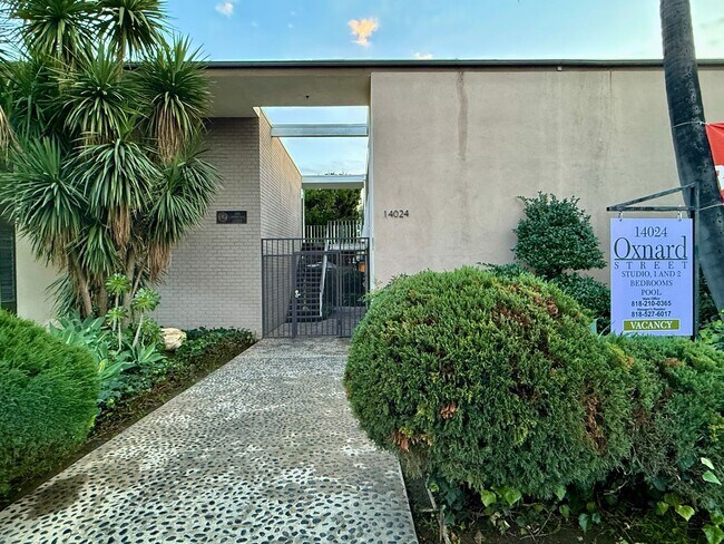 Foto del edificio - LOVELY 1BED Near Valley College! -- GREAT LOCATION!!! $1,000 Deposit (OAC)