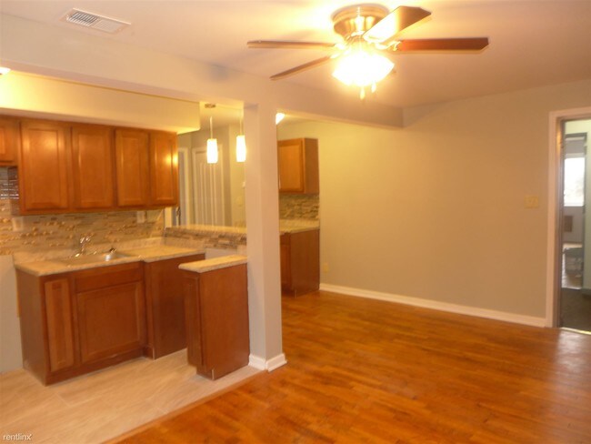 Building Photo - 2 br, 1 bath Apartment - Sumner Place