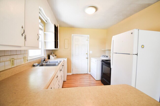 Foto del edificio - Coming Soon! 3 Bedroom 1 Bathroom - Pets Considered