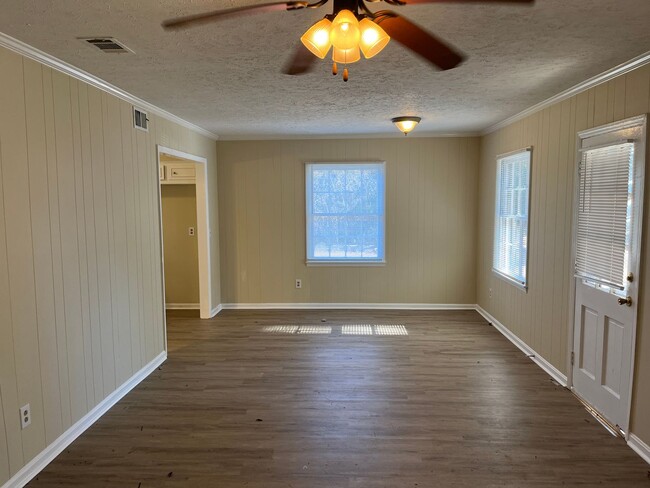 Foto del edificio - **UPCOMING**3 bedroom / 2 bathroom Home fo...