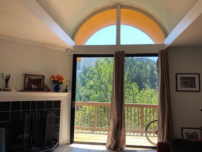 Building Photo - Southwest Portland Condo with views!