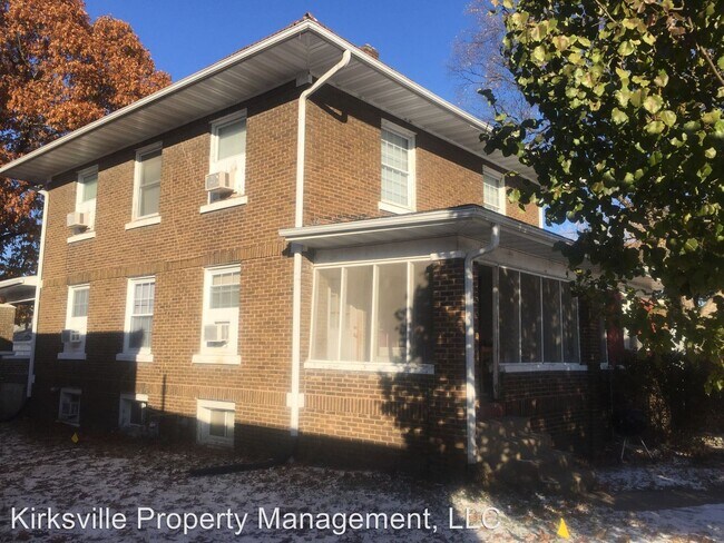 Foto del edificio - 5 br, 3 bath House - 606 E WASHINGTON