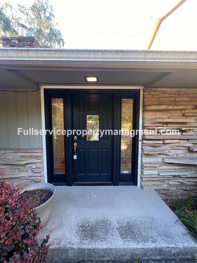 Foto del edificio - Beautiful Mercer Island Home with Private Hot Tub Pavillion & Spacious Floor Plan