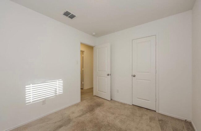 Building Photo - 1301 Clear Creek Dr