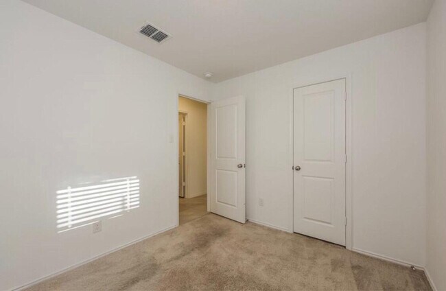 Foto del edificio - 1301 Clear Creek Dr
