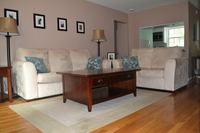 Foto del edificio - 28 Wedgewood Dr