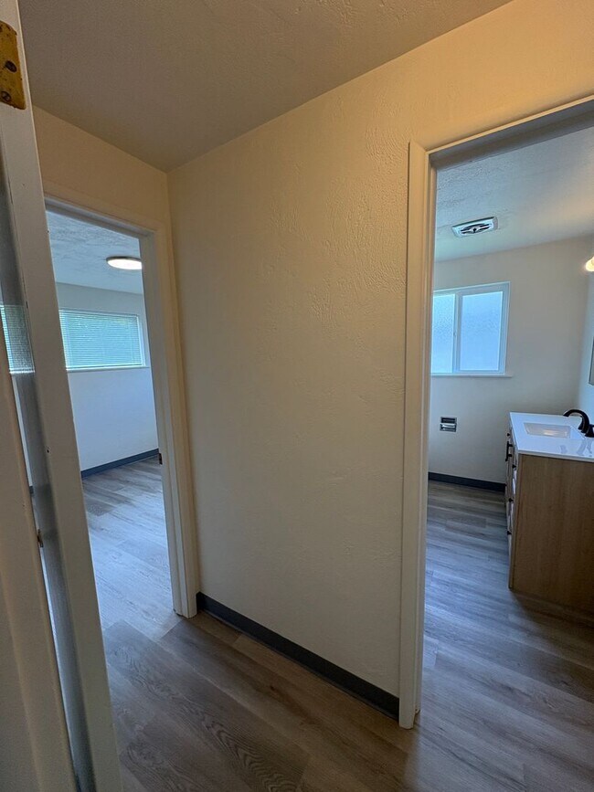 Foto del edificio - Updated 2BD/1BA Duplex in Cal Young Neighborhood