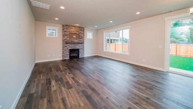 Building Photo - Move in ready & spacious 4bd 2.5 ba 2 car ...