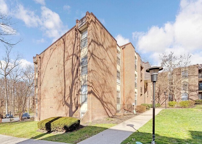 Foto del edificio - 3304 Woodburn Village Dr