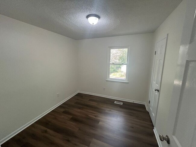 Building Photo - 1300 McCravy Ln