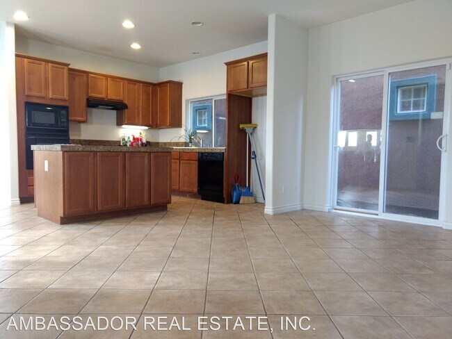 Building Photo - 2 br, 3 bath House - 700 N. Tremont Street