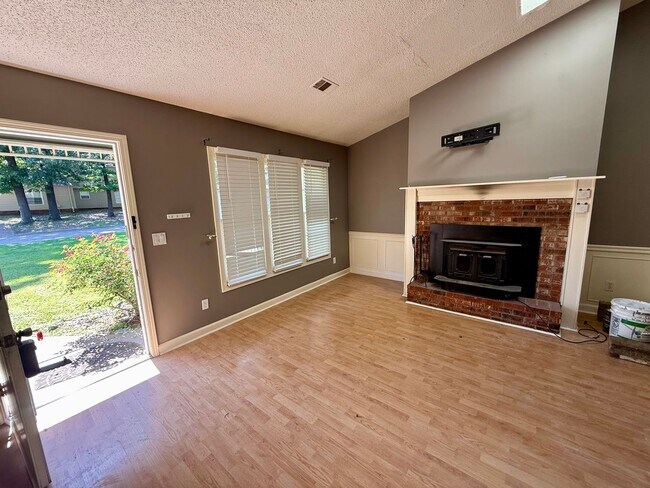 Foto del edificio - 1401 Elmdale Pl