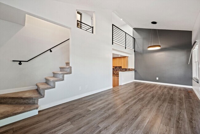 Foto del edificio - Bright & Spacious 2BR/2BA Townhome with Loft, Fireplace & Private Garage