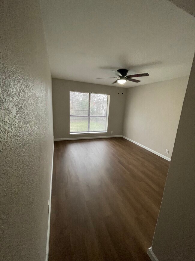 Building Photo - 505 Eagle Dr