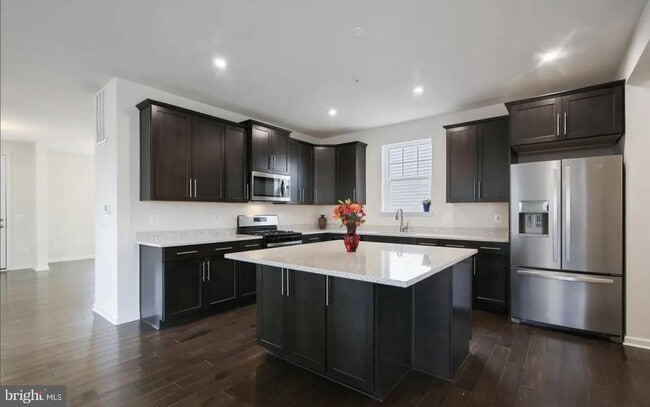 Building Photo - 1113 Saxton Dr