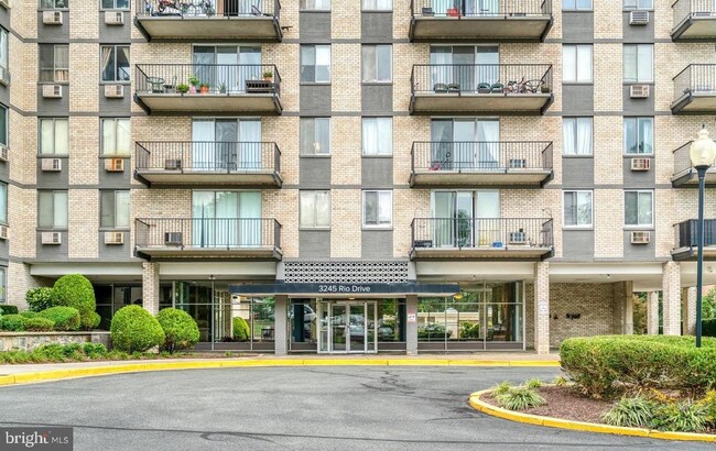 Building Photo - 3245 Rio Dr