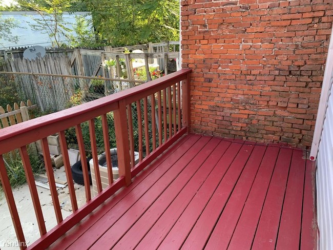 Building Photo - 3 br, 1 bath Apartment - 2112 W Saratoga St