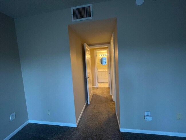 Foto del edificio - 6301 Stevenson Ave