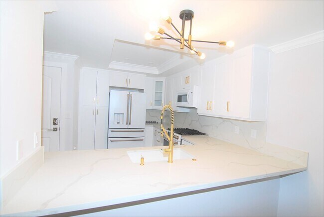 Building Photo - Stunning Fully Remodeled Condo in Costa Mesa