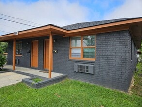 Building Photo - 1820 Iris St
