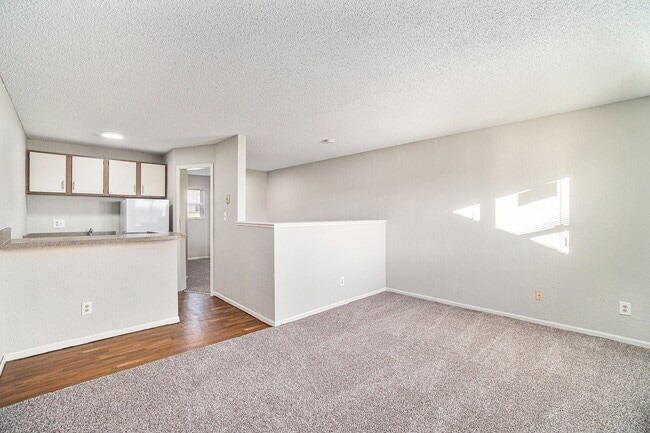 Building Photo - Gladstone Studios