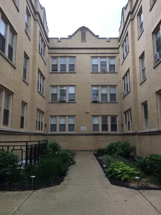 Foto principal - 2404 N Kilbourn Ave