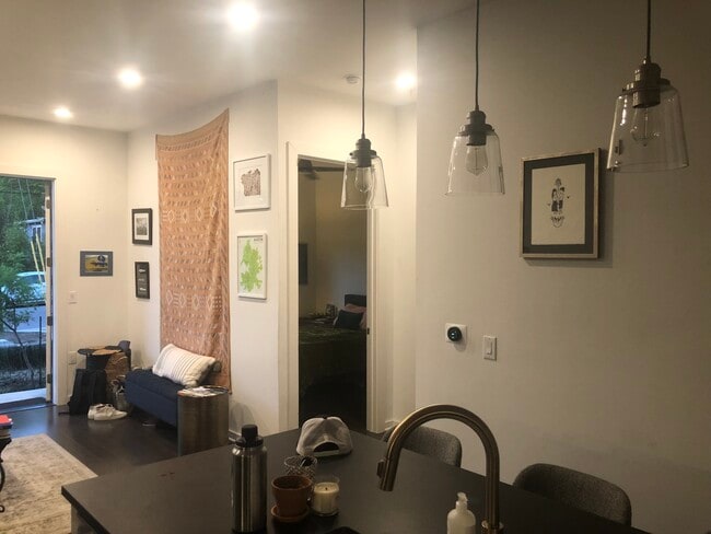 Building Photo - 207 W Johanna St