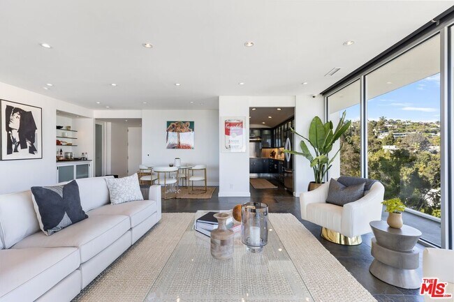 Foto del edificio - 9255 Doheny Rd