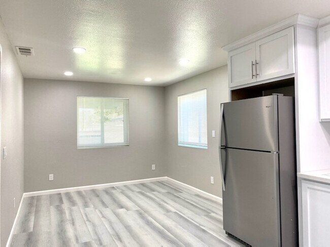 Foto del edificio - 4 Bedroom Offers Country Living In The Heart Of Lincoln!
