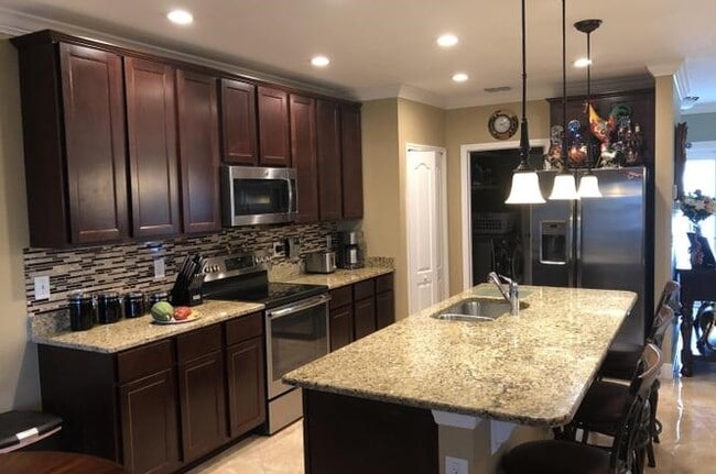 HUGE Kitchen - 4001 SW Canrady St