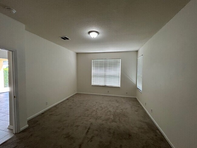 Building Photo - Beautiful Spacious Home in Deland