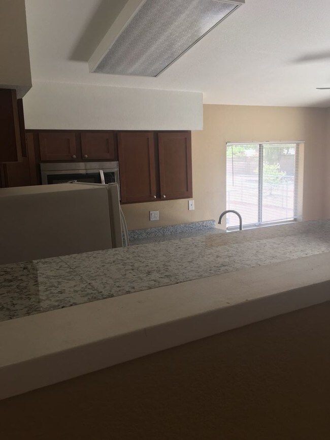Building Photo - Tempe 3 Bed 2 Bath 85282