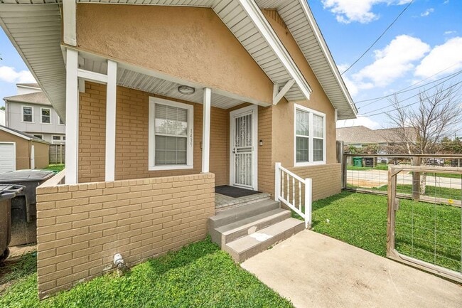 Building Photo - 1435 N Durham Dr