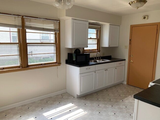 Foto del edificio - Sunny 2-Bedroom Apartment with Heat Included – Great Location!