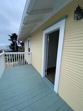 Building Photo - 585 Laine St