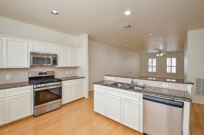 Foto del edificio - 3027 N Heights Hollow Ln